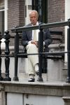 Amsterdam 1 juni 2020
Theo Hiddema drinkt voor zijn huis een wijntje .