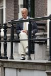 Amsterdam 1 juni 2020
Theo Hiddema drinkt voor zijn huis een wijntje .