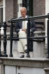 Amsterdam 1 juni 2020
Theo Hiddema drinkt voor zijn huis een wijntje .