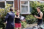 Hilversum Barneveld 13 juni 2020
Thierry Baudet gaat het land in om de krantjes van Forum voor democratie uit te delen. Zijn vriendin Davide legt alles vast met haar camera.