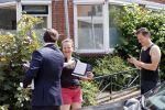 Hilversum Barneveld 13 juni 2020
Thierry Baudet gaat het land in om de krantjes van Forum voor democratie uit te delen. Zijn vriendin Davide legt alles vast met haar camera.