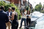 Hilversum Barneveld 13 juni 2020
Thierry Baudet gaat het land in om de krantjes van Forum voor democratie uit te delen. Zijn vriendin Davide legt alles vast met haar camera.