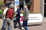 Hilversum Barneveld 13 juni 2020
Thierry Baudet gaat het land in om de krantjes van Forum voor democratie uit te delen. Zijn vriendin Davide legt alles vast met haar camera.