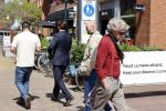 Hilversum Barneveld 13 juni 2020
Thierry Baudet gaat het land in om de krantjes van Forum voor democratie uit te delen. Zijn vriendin Davide legt alles vast met haar camera.