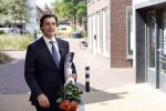 Hilversum Barneveld 13 juni 2020
Thierry Baudet gaat het land in om de krantjes van Forum voor democratie uit te delen. Zijn vriendin Davide legt alles vast met haar camera.