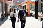 Hilversum Barneveld 13 juni 2020
Thierry Baudet gaat het land in om de krantjes van Forum voor democratie uit te delen. Zijn vriendin Davide legt alles vast met haar camera.