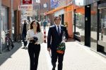 Hilversum Barneveld 13 juni 2020
Thierry Baudet gaat het land in om de krantjes van Forum voor democratie uit te delen. Zijn vriendin Davide legt alles vast met haar camera.