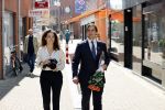 Hilversum Barneveld 13 juni 2020
Thierry Baudet gaat het land in om de krantjes van Forum voor democratie uit te delen. Zijn vriendin Davide legt alles vast met haar camera.