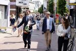 Hilversum Barneveld 13 juni 2020
Thierry Baudet gaat het land in om de krantjes van Forum voor democratie uit te delen. Zijn vriendin Davide legt alles vast met haar camera.