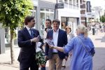 Hilversum Barneveld 13 juni 2020
Thierry Baudet gaat het land in om de krantjes van Forum voor democratie uit te delen. Zijn vriendin Davide legt alles vast met haar camera.