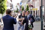 Hilversum Barneveld 13 juni 2020
Thierry Baudet gaat het land in om de krantjes van Forum voor democratie uit te delen. Zijn vriendin Davide legt alles vast met haar camera.