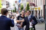 Hilversum Barneveld 13 juni 2020
Thierry Baudet gaat het land in om de krantjes van Forum voor democratie uit te delen. Zijn vriendin Davide legt alles vast met haar camera.