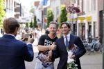 Hilversum Barneveld 13 juni 2020
Thierry Baudet gaat het land in om de krantjes van Forum voor democratie uit te delen. Zijn vriendin Davide legt alles vast met haar camera.