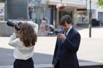 Hilversum Barneveld 13 juni 2020
Thierry Baudet gaat het land in om de krantjes van Forum voor democratie uit te delen. Zijn vriendin Davide legt alles vast met haar camera.