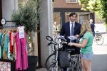 Hilversum Barneveld 13 juni 2020
Thierry Baudet gaat het land in om de krantjes van Forum voor democratie uit te delen. Zijn vriendin Davide legt alles vast met haar camera.