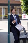 Hilversum Barneveld 13 juni 2020
Thierry Baudet gaat het land in om de krantjes van Forum voor democratie uit te delen. Zijn vriendin Davide legt alles vast met haar camera.
