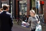 Hilversum Barneveld 13 juni 2020
Thierry Baudet gaat het land in om de krantjes van Forum voor democratie uit te delen. Zijn vriendin Davide legt alles vast met haar camera.