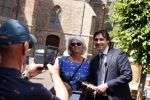 Hilversum Barneveld 13 juni 2020
Thierry Baudet gaat het land in om de krantjes van Forum voor democratie uit te delen. Zijn vriendin Davide legt alles vast met haar camera.