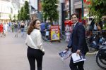 Hilversum Barneveld 13 juni 2020
Thierry Baudet gaat het land in om de krantjes van Forum voor democratie uit te delen. Zijn vriendin Davide legt alles vast met haar camera.