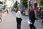Hilversum Barneveld 13 juni 2020
Thierry Baudet gaat het land in om de krantjes van Forum voor democratie uit te delen. Zijn vriendin Davide legt alles vast met haar camera.