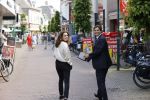 Hilversum Barneveld 13 juni 2020
Thierry Baudet gaat het land in om de krantjes van Forum voor democratie uit te delen. Zijn vriendin Davide legt alles vast met haar camera.