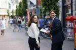 Hilversum Barneveld 13 juni 2020
Thierry Baudet gaat het land in om de krantjes van Forum voor democratie uit te delen. Zijn vriendin Davide legt alles vast met haar camera.