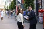Hilversum Barneveld 13 juni 2020
Thierry Baudet gaat het land in om de krantjes van Forum voor democratie uit te delen. Zijn vriendin Davide legt alles vast met haar camera.
