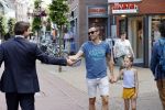 Hilversum Barneveld 13 juni 2020
Thierry Baudet gaat het land in om de krantjes van Forum voor democratie uit te delen. Zijn vriendin Davide legt alles vast met haar camera.