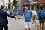 Hilversum Barneveld 13 juni 2020
Thierry Baudet gaat het land in om de krantjes van Forum voor democratie uit te delen. Zijn vriendin Davide legt alles vast met haar camera.