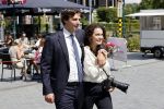 Hilversum Barneveld 13 juni 2020
Thierry Baudet gaat het land in om de krantjes van Forum voor democratie uit te delen. Zijn vriendin Davide legt alles vast met haar camera.