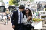 Hilversum Barneveld 13 juni 2020
Thierry Baudet gaat het land in om de krantjes van Forum voor democratie uit te delen. Zijn vriendin Davide legt alles vast met haar camera.