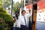 Hilversum Barneveld 13 juni 2020
Thierry Baudet gaat het land in om de krantjes van Forum voor democratie uit te delen. Zijn vriendin Davide legt alles vast met haar camera.