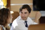 Hilversum Barneveld 13 juni 2020
Thierry Baudet gaat het land in om de krantjes van Forum voor democratie uit te delen. Zijn vriendin Davide legt alles vast met haar camera.