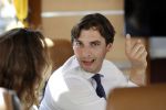 Hilversum Barneveld 13 juni 2020
Thierry Baudet gaat het land in om de krantjes van Forum voor democratie uit te delen. Zijn vriendin Davide legt alles vast met haar camera.