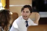 Hilversum Barneveld 13 juni 2020
Thierry Baudet gaat het land in om de krantjes van Forum voor democratie uit te delen. Zijn vriendin Davide legt alles vast met haar camera.