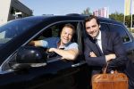 Hilversum Barneveld 13 juni 2020
Thierry Baudet gaat het land in om de krantjes van Forum voor democratie uit te delen. Zijn vriendin Davide legt alles vast met haar camera.