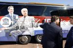 Hilversum Barneveld 13 juni 2020
Thierry Baudet gaat het land in om de krantjes van Forum voor democratie uit te delen. Zijn vriendin Davide legt alles vast met haar camera.