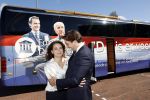 Hilversum Barneveld 13 juni 2020
Thierry Baudet gaat het land in om de krantjes van Forum voor democratie uit te delen. Zijn vriendin Davide legt alles vast met haar camera.