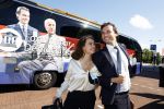 Hilversum Barneveld 13 juni 2020
Thierry Baudet gaat het land in om de krantjes van Forum voor democratie uit te delen. Zijn vriendin Davide legt alles vast met haar camera.