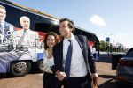 Hilversum Barneveld 13 juni 2020
Thierry Baudet gaat het land in om de krantjes van Forum voor democratie uit te delen. Zijn vriendin Davide legt alles vast met haar camera.