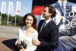 Hilversum Barneveld 13 juni 2020
Thierry Baudet gaat het land in om de krantjes van Forum voor democratie uit te delen. Zijn vriendin Davide legt alles vast met haar camera.
