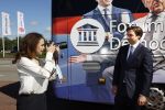 Hilversum Barneveld 13 juni 2020
Thierry Baudet gaat het land in om de krantjes van Forum voor democratie uit te delen. Zijn vriendin Davide legt alles vast met haar camera.