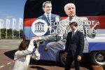 Hilversum Barneveld 13 juni 2020
Thierry Baudet gaat het land in om de krantjes van Forum voor democratie uit te delen. Zijn vriendin Davide legt alles vast met haar camera.