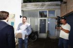 Hilversum Barneveld 13 juni 2020
Thierry Baudet gaat het land in om de krantjes van Forum voor democratie uit te delen. Zijn vriendin Davide legt alles vast met haar camera.