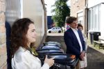 Hilversum Barneveld 13 juni 2020
Thierry Baudet gaat het land in om de krantjes van Forum voor democratie uit te delen. Zijn vriendin Davide legt alles vast met haar camera.