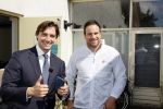 Hilversum Barneveld 13 juni 2020
Thierry Baudet gaat het land in om de krantjes van Forum voor democratie uit te delen. Zijn vriendin Davide legt alles vast met haar camera.