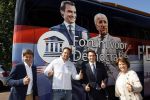 Hilversum Barneveld 13 juni 2020
Thierry Baudet gaat het land in om de krantjes van Forum voor democratie uit te delen. Zijn vriendin Davide legt alles vast met haar camera.