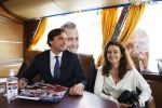 Hilversum Barneveld 13 juni 2020
Thierry Baudet gaat het land in om de krantjes van Forum voor democratie uit te delen. Zijn vriendin Davide legt alles vast met haar camera.