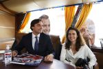 Hilversum Barneveld 13 juni 2020
Thierry Baudet gaat het land in om de krantjes van Forum voor democratie uit te delen. Zijn vriendin Davide legt alles vast met haar camera.