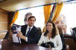 Hilversum Barneveld 13 juni 2020
Thierry Baudet gaat het land in om de krantjes van Forum voor democratie uit te delen. Zijn vriendin Davide legt alles vast met haar camera.